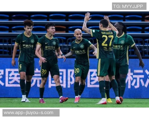 鹏城协和辉足球队奋勇拼搏展现团队精神与青春活力